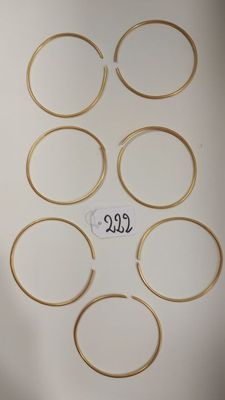 un gros plan sur un lot de bagues en or posées sur une table