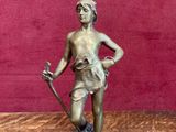 figurine en bronze représentant un garçon tenant un bâton et un chien