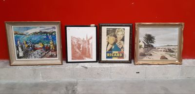 trois tableaux encadrés accrochés au mur, à côté d'un mur rouge
