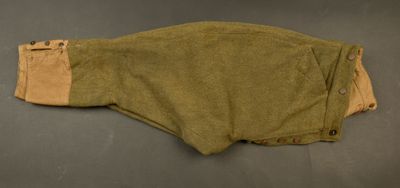 un gros plan sur un pantalon posé sur une table