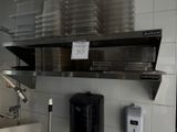 une cuisine avec beaucoup de vaisselle sur les étagères