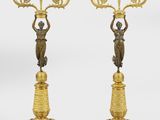une paire de bougeoirs anciens en laiton sur des socles en marbre