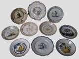 plusieurs assiettes à motifs différents sur une table