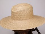 une image représentant un chapeau de paille sur une tête de mannequin