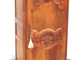 une armoire en bois surmontée d'une cloche