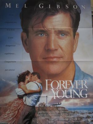 L'affiche du film « Forever Young » est accrochée au mur.