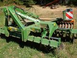 un tracteur vert qui est garé dans l'herbe