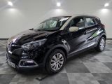 la voiture noire est garée sur un sol en damier dans le garage