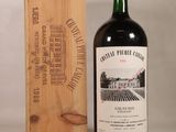 une bouteille de vin posée à côté d'une caisse en bois