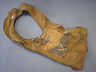 GILET de SAUVETAGE US, daté 42. Pièce de terrain, très usagé…