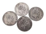 quatre types différents de pièces d'argent sur fond blanc