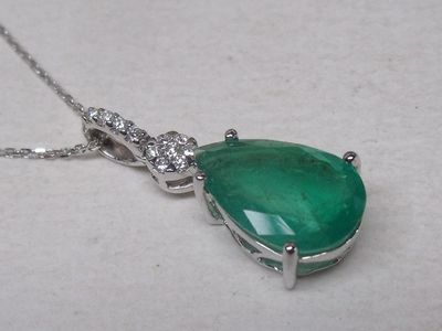 Pendentif « poire » en or blanc 18K, serti d’une émeraude de…