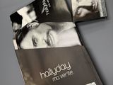 Le livre est posé sur la table, à côté du CD.