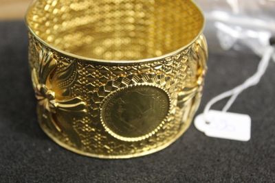 Gros plan sur un bracelet en or portant une étiquette