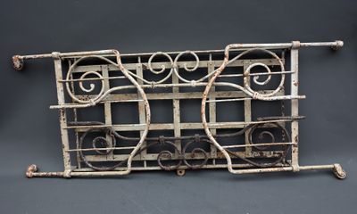 Lit de poupée en fer forgé peint.