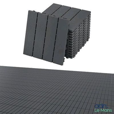 les carreaux sont empilés les uns sur les autres par terre