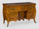 un bureau ancien en bois avec des tiroirs, surmonté d'autres tiroirs