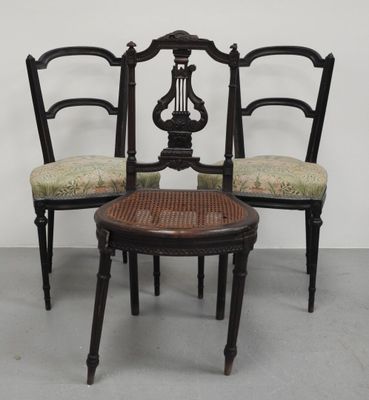 trois chaises à assise en bois et une chaise à dossier en rotin