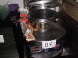 une photo d'une cuisine avec une grande casserole sur la cuisinière