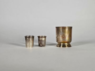 Lot en argent comprenant une timbale sur piédouche chiffrée et deux go - Photo 1