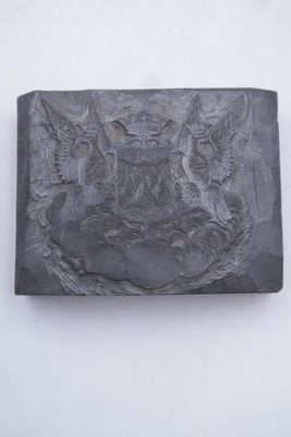 une image représentant un savon noir posé sur une surface blanche
