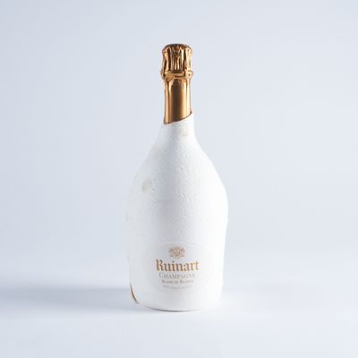 une bouteille de champagne blanche avec un bouchon doré sur fond blanc