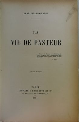 la couverture d'un livre avec une image en noir et blanc du titre