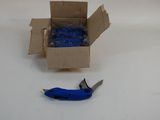 une boîte de ruban adhésif bleu et une paire de ciseaux posés sur une table