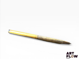 un stylo posé sur une table