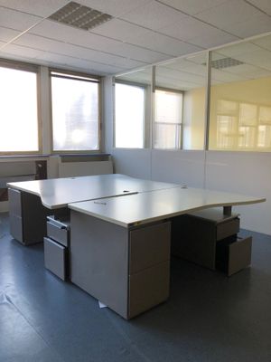 un bureau vide avec un bureau et des chaises à l'intérieur