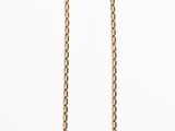 collier avec une chaîne en or sur fond blanc