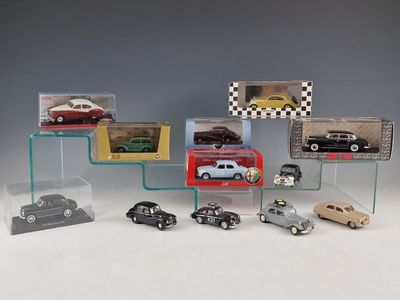 tout un tas de petites voitures exposées sur une étagère
