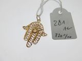 une photo d'un pendentif en forme de main de Hamsa en or, sur lequel figure une étiquette de prix