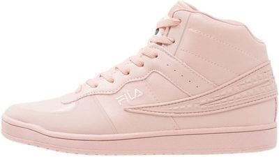 un gros plan sur une paire de baskets roses sur fond blanc