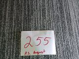 une photo d'un morceau de moquette sur lequel est accrochée une étiquette de prix
