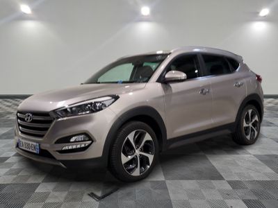 une photo d'un SUV argenté garé sur un sol à damier