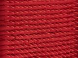 un gros plan d'un panier rouge muni d'une poignée rouge
