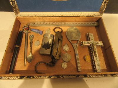 une boîte en bois contenant divers objets