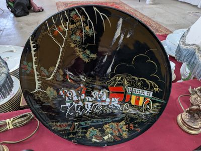 une assiette sur laquelle est représentée une calèche