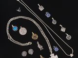 une collection de bijoux comprenant une croix, un collier et un pendentif en forme de croix