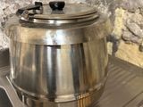 une bouilloire en acier inoxydable posée sur un évier de cuisine