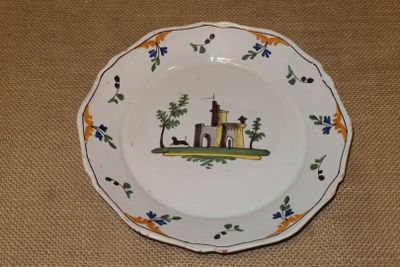 une assiette sur laquelle est représenté un phare