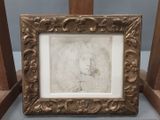 un vieux cadre contenant le dessin du visage d'un homme