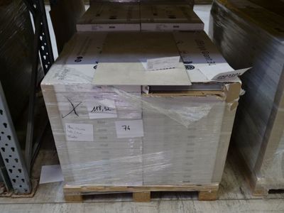 de nombreux cartons empilés sur une palette dans l'entrepôt