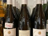 plusieurs bouteilles de vin sont alignées sur un comptoir
