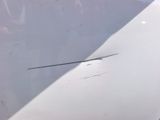 un gros plan sur l'aile d'un avion