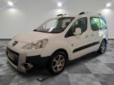 la petite camionnette blanche est garée sur un carrelage à carreaux