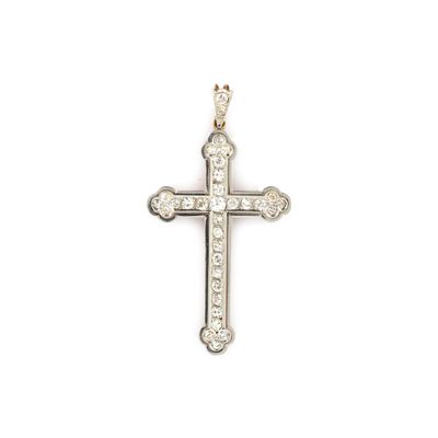 pendentif en forme de croix en diamant sur fond blanc