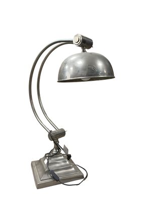 une image représentant une lampe de bureau dotée d'un pied et d'un abat-jour en métal