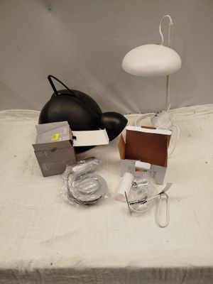 une table sur laquelle se trouvent une lampe, une boîte et d'autres objets